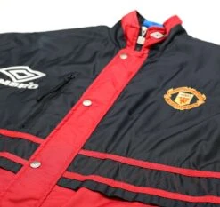 1994/95 MANCHESTER UNITED Vintage Umbro Bench Coat Jacket (M) Alex Ferguson(1994 95 Manchester United Vintage Umbro Bench Coat Jacket M Alex Ferguson) 3 1994/95 MANCHESTER UNITED Vintage Umbro Bench Coat Jacket (M) Alex Ferguson(1994 95 Manchester United Vintage Umbro Bench Coat Jacket M Alex Ferguson) -Football Shirt Collective 1994 95 manchester united vintage umbro bench coat jacket m alex ferguson 73399426187638