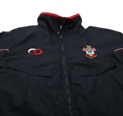 2001/03 SOUTHAMPTON Vintage SAINTS Football Rain Coat Jacket (M) Le Tissier Era(2001 03 Southampton Vintage Saints Football Rain Coat Jacket M Le Tissier Era 1) -Football Shirt Collective 2001 03 southampton vintage saints football rain coat jacket m le tissier era 39812543578359