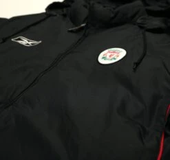 2002/04 LIVERPOOL Vintage Reebok Padded Football Bench Coat Jacket (M)(2002 04 Liverpool Vintage Reebok Padded Football Bench Coat Jacket M) -Football Shirt Collective 2002 04 liverpool vintage reebok padded football bench coat jacket m 1145924227