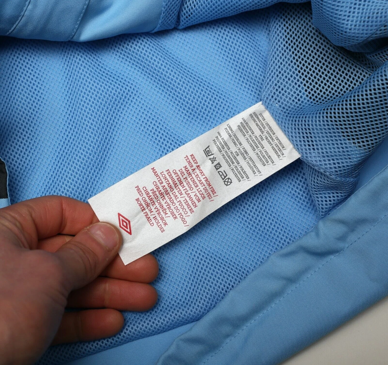 2010/12 MANCHESTER CITY Vintage Umbro Football Hooded Jacket (M)(2010 12 manchester city vintage umbro football hooded jacket m) 2010/12 MANCHESTER CITY Vintage Umbro Football Hooded Jacket (M)(2010 12 Manchester City Vintage Umbro Football Hooded Jacket M) -Football Shirt Collective 2010 12 manchester city vintage umbro football hooded jacket m 1145924252