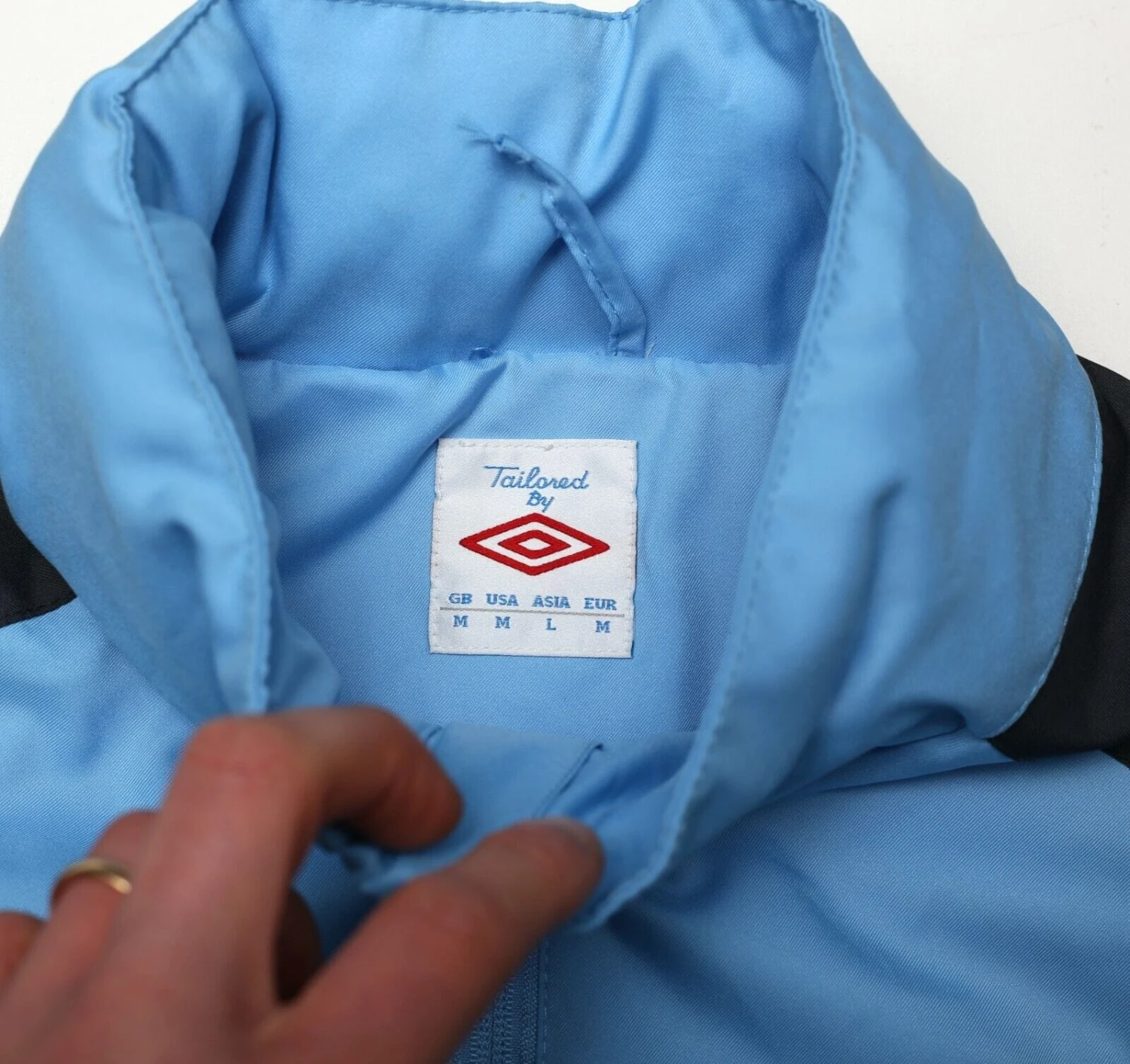 2010/12 MANCHESTER CITY Vintage Umbro Football Hooded Jacket (M)(2010 12 manchester city vintage umbro football hooded jacket m) 2010/12 MANCHESTER CITY Vintage Umbro Football Hooded Jacket (M)(2010 12 Manchester City Vintage Umbro Football Hooded Jacket M) -Football Shirt Collective 2010 12 manchester city vintage umbro football hooded jacket m 1145924254