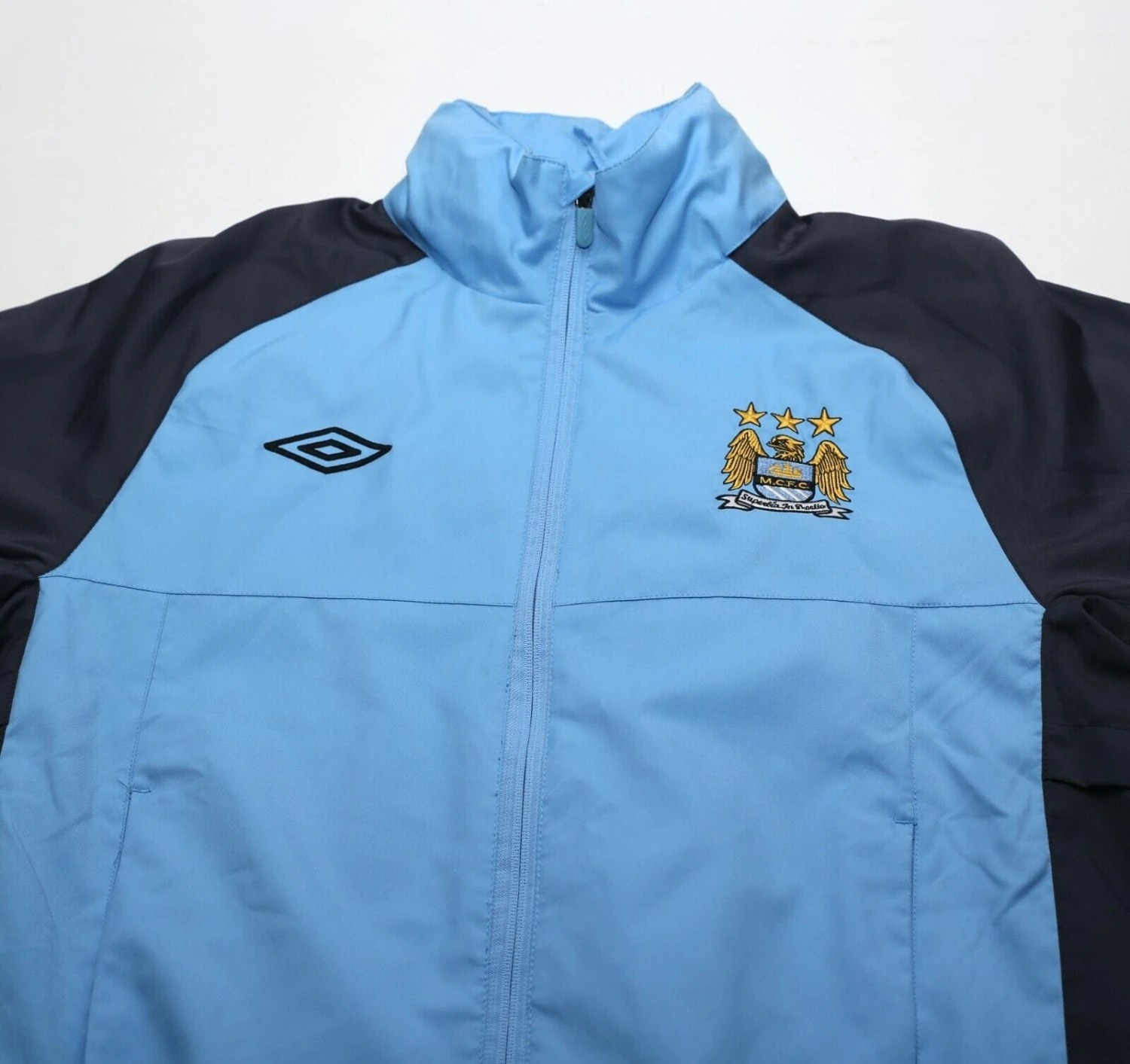 2010/12 MANCHESTER CITY Vintage Umbro Football Hooded Jacket (M)(2010 12 manchester city vintage umbro football hooded jacket m) 2010/12 MANCHESTER CITY Vintage Umbro Football Hooded Jacket (M)(2010 12 Manchester City Vintage Umbro Football Hooded Jacket M) -Football Shirt Collective 2010 12 manchester city vintage umbro football hooded jacket m 1145924259