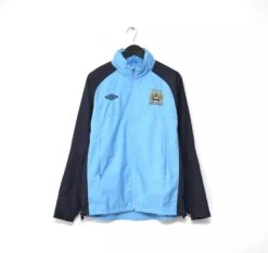 2010/12 MANCHESTER CITY Vintage Umbro Football Hooded Jacket (M)(2010 12 Manchester City Vintage Umbro Football Hooded Jacket M)