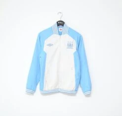2010/12 Manchester City Vintage Umbro Football Walkout Jacket Track Top (S)(2010 12 Manchester City Vintage Umbro Football Walkout Jacket Track Top S)